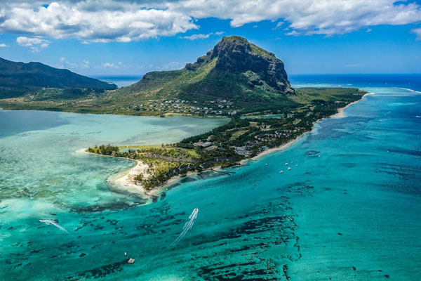 Côte de l'île Maurice avec eau turquoise et paysage tropical